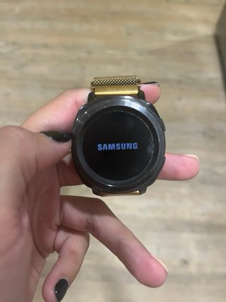 Reloj con correa de malla metálica