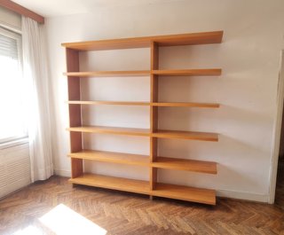 Grande libreria in legno a giorno