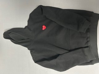 Sudadera negra con corazón rojo Talla 150 niño