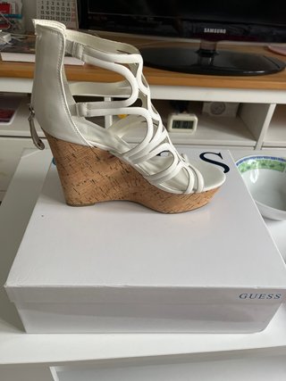 Sandalias de cuña GUESS blancas