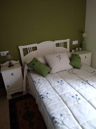 Cabecero y mesitas de noche castaño restauradas