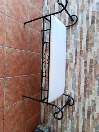 Diván de forja con asiento blanco