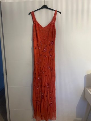 Vestido de fiesta largo naranja todo con pedreria.