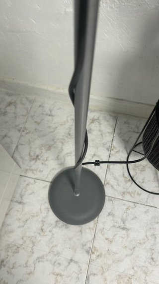 Lámpara de pie gris y blanca