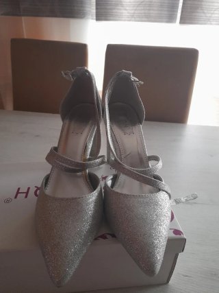 Zapatos de tacón plateados