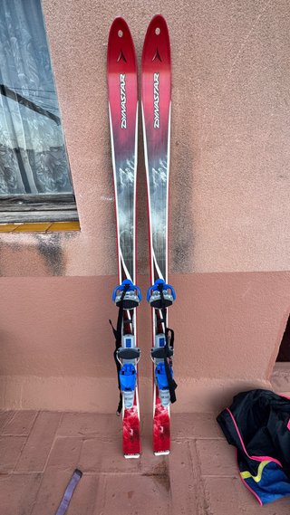 Esquís Dynastar con fijaciones
