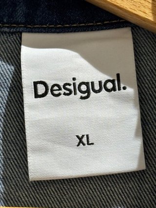 Cazadora vaquera Desigual bordada