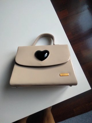 Bolso Comomille beige con corazón negro
