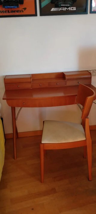 Escritorio de madera con cajones