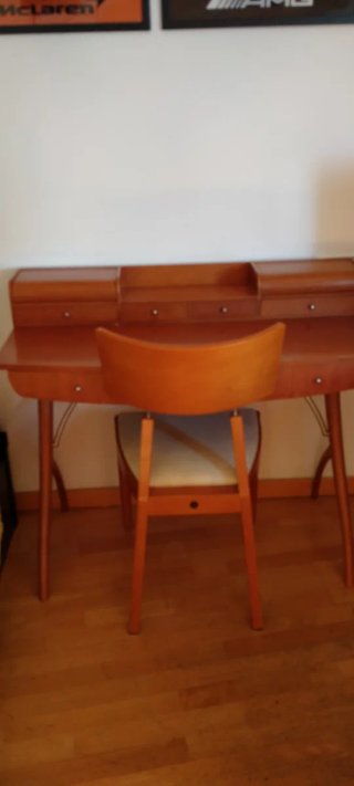 Escritorio de madera con cajones