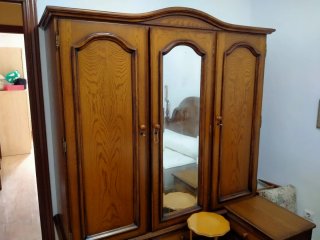 Lámpara de techo clásica y muebles en perfecto est