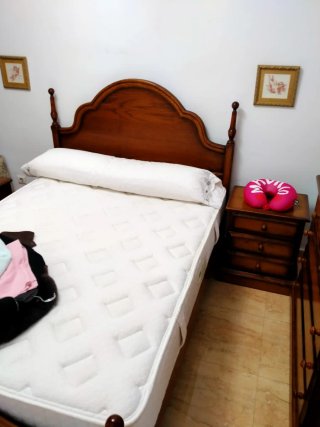 Lámpara de techo clásica y muebles en perfecto est