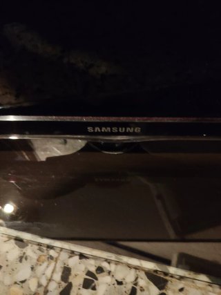 Televisión Samsung Negra y Plateada