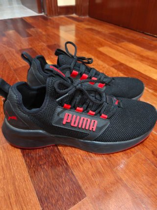 Zapatillas Puma Negras y Rojas