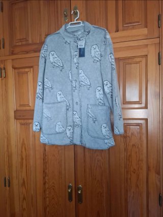 Bata gris y blanca con estampado de búhos