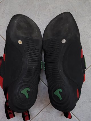 Zapatos de escalada Dragon negros y rojos