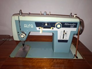 Máquina de coser antigua en mueble de madera