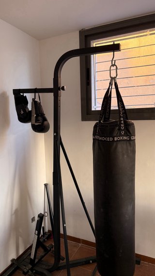 Saco boxeo con soporte y guantes