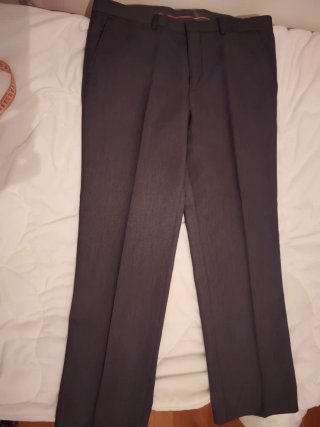 Traje gris chaqueta y pantalón