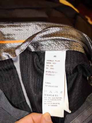 Traje gris chaqueta y pantalón