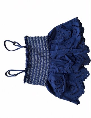 Top azul con cuello recto y tirantes finitos