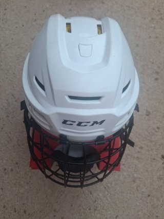 Casco de Hockey CCM con Rejilla