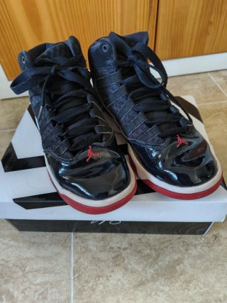 Botas de baloncesto Jordan negras y rojas