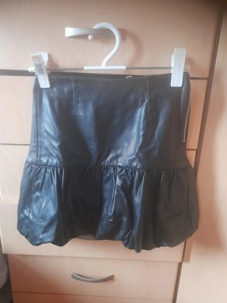Falda polipiel Bershka negra talla s