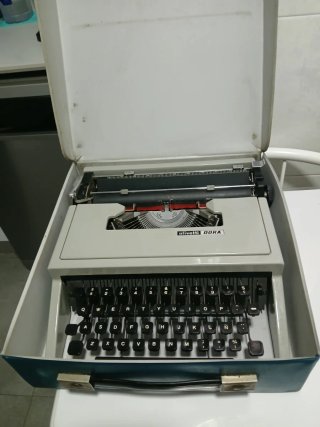Máquina de escribir Olivetti Dora