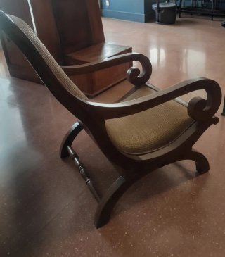 Sillón Pórtico de madera de nogal y ratán