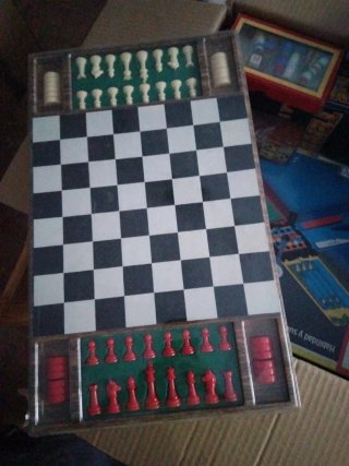 Caja variada de juegos: Rummikub ajedrez mikado..
