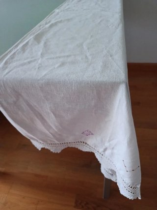 Tapete de cómoda antiguo bordado a mano