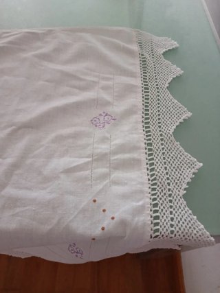 Tapete de cómoda antiguo bordado a mano