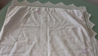 Tapete de cómoda antiguo bordado a mano