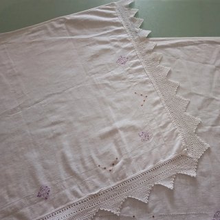 Tapete de cómoda antiguo bordado a mano