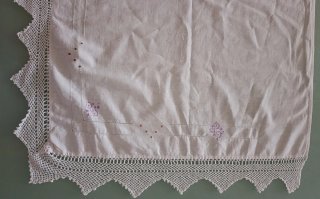 Tapete de cómoda antiguo bordado a mano