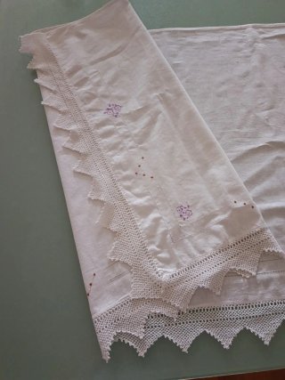Tapete de cómoda antiguo bordado a mano