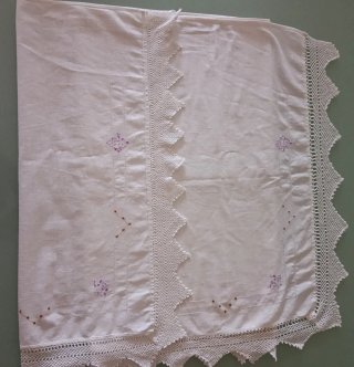 Tapete de cómoda antiguo bordado a mano