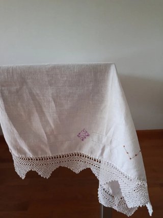 Tapete de cómoda antiguo bordado a mano
