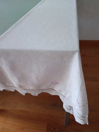 Tappeto da cassettiera antico ricamato a mano