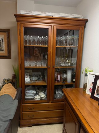 Vitrina de Madera Clásica