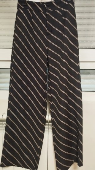 Pantalón Ancho Negro con Rayas Beige
