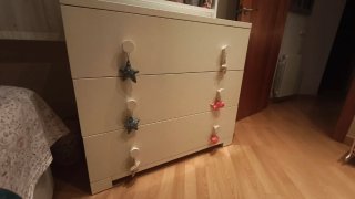 Cómoda blanca con tiradores infantiles