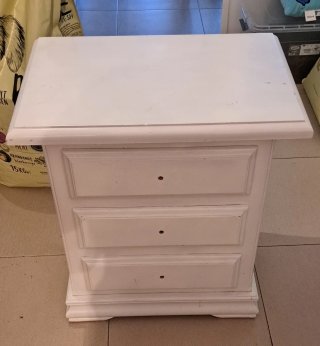 Cómoda blanca con espejo y mesitas