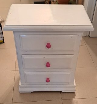 Cómoda blanca con espejo y mesitas