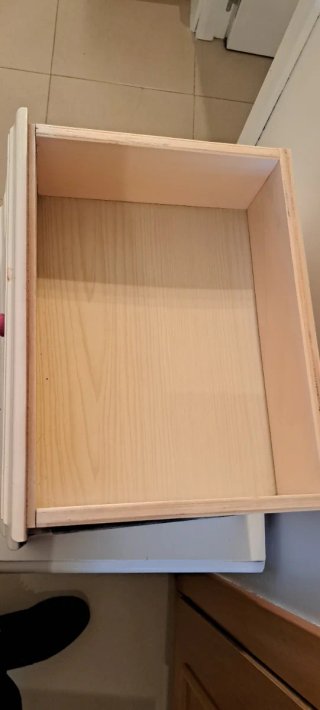 Cómoda blanca con espejo y mesitas