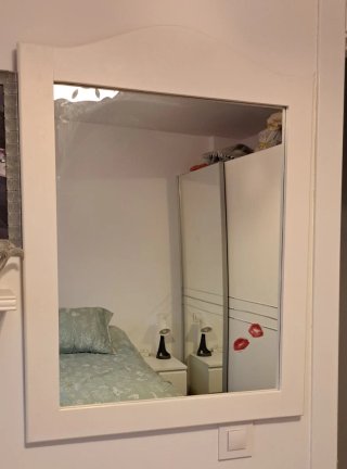 Cómoda blanca con espejo y mesitas