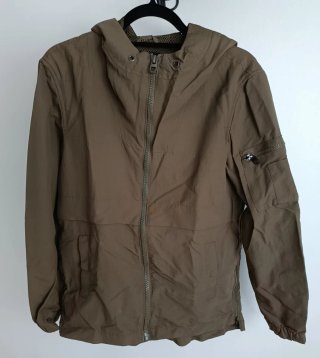 Parka verde caqui con capucha