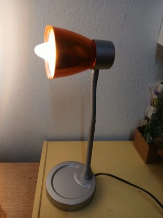 Abajur de mesa metal e plástico