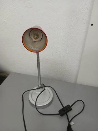 Abajur de mesa metal e plástico